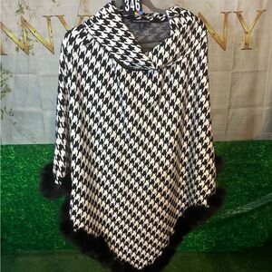 #346 Boston Proper Houndstooth Faux Fur Trim Poncho – XS/S